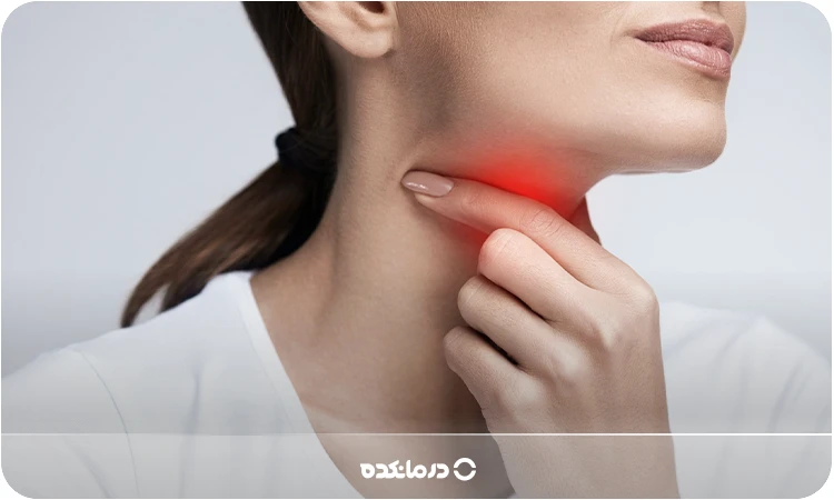 تصویر فرد بزرگسالی که به گلودرد مبتلا است را می بینید