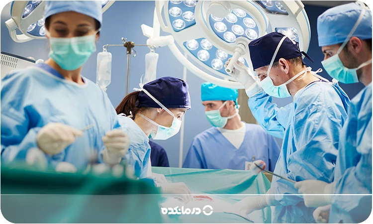 تصویر اتاق عمل یا تصویر پزشک در حال جراحی روده