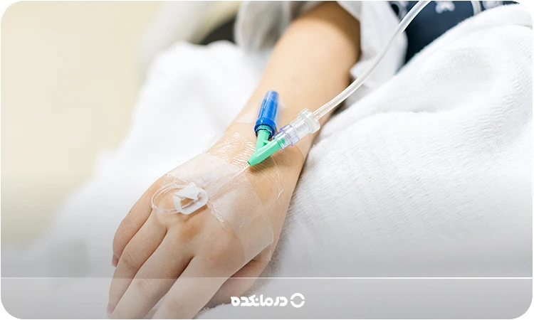 تصویر فردی که به  او سرم تزریق می‌شود