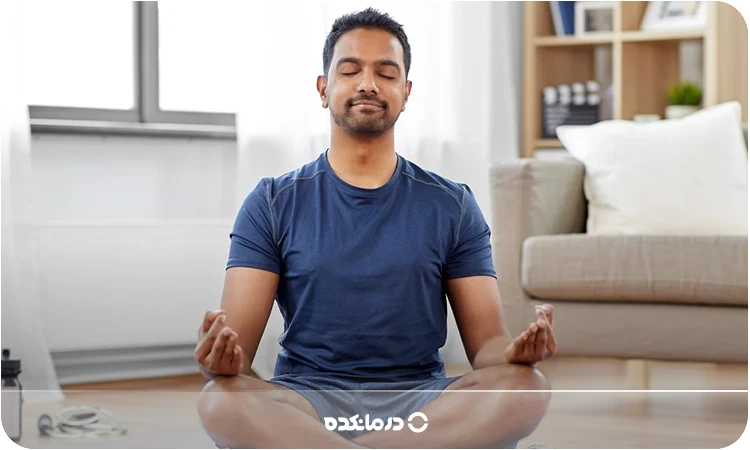 تصویر فردی که مدیتیشن انجام می‌دهد