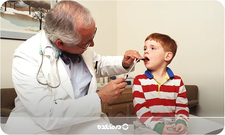 تصویر یک کودک خردسال در مطب پزشک