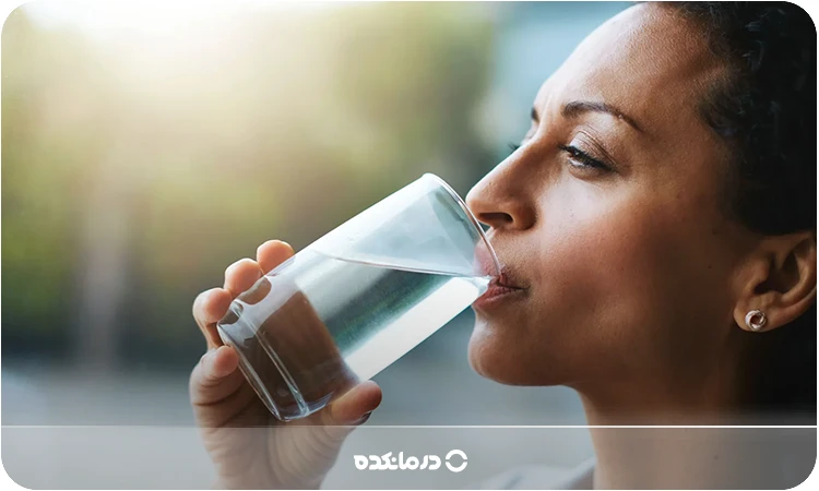 تصویر فردی که در حال نوشیدن آب است را می بینید