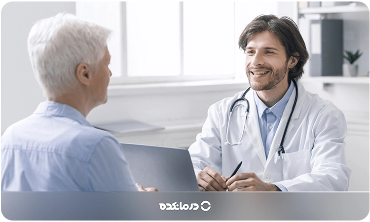 تصویر پزشک در حال توضیح دادن روند درمان برای بیمار را می بینید
