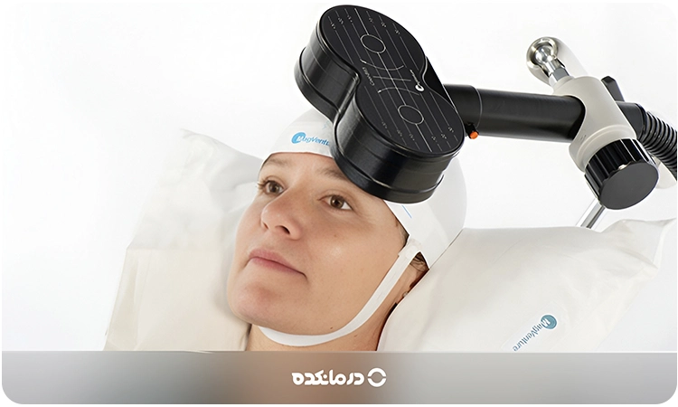 تصویر دستگاه rTMS روی سر بیمار را می بینید