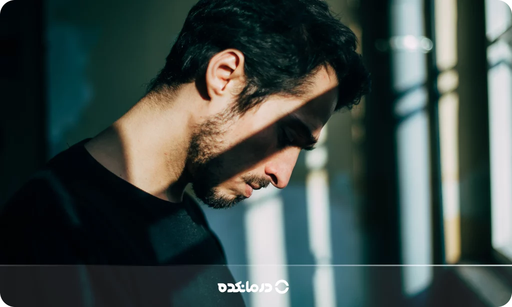 تصویر پسر جوانی که ناراحت به نظر می‌رسد را می بینید