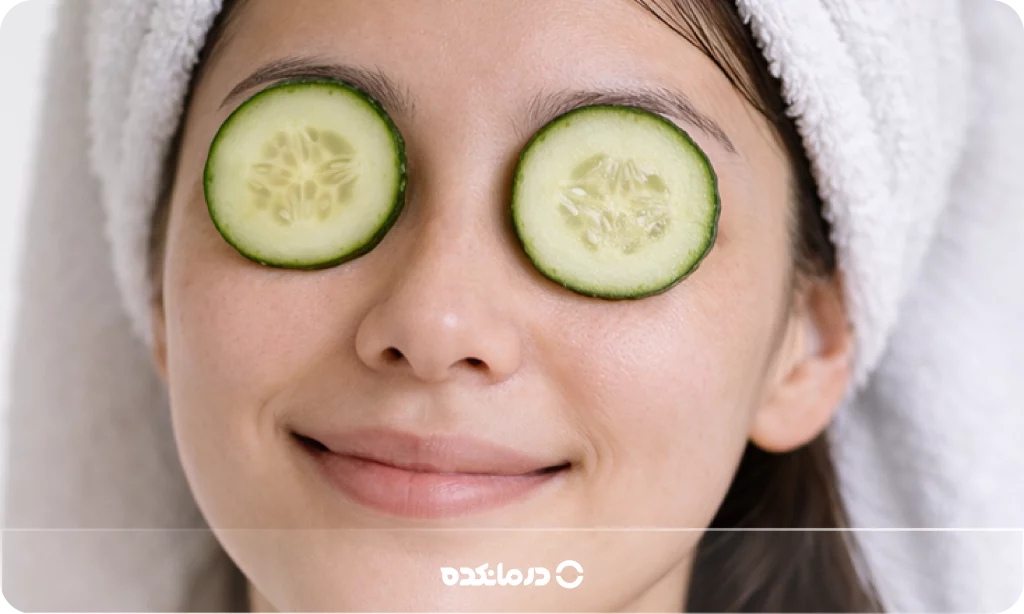 تصویر ماسک خیار ورقه‌ای روی صورت را می‌بنید
