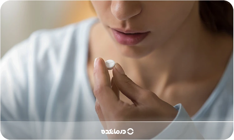 آلترنیتیو: تصویر فردی در حال خوردن قرص سفید گچی