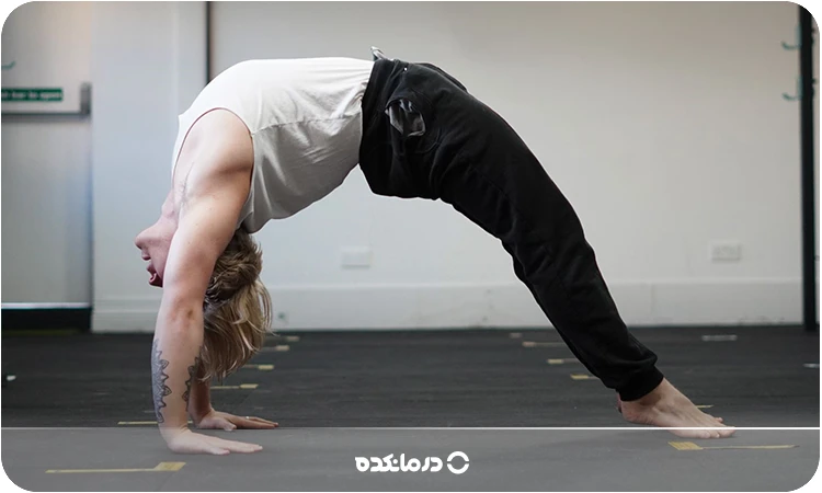 تصویری فردی که حرکت پل را اجرا می کند می بینید