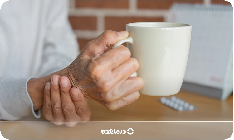 تصویر فردی که در گرفتن و بلند کردن اجسام مشکل دارد را می بینید