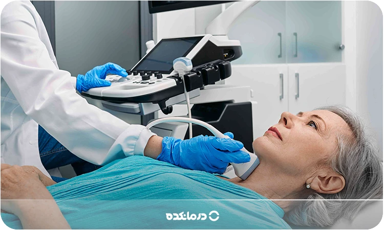 تصویر پزشک در حال سونوگرافی غده تیروئید را می بینید