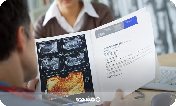 تصویر بیمار در حال صحبت کردن با پزشک را می بنید