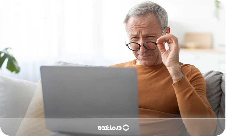 تصویر یک فرد بزرگسال که دچار تاری دیده شده است را می بینید