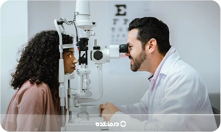تصویر یک فرد بزرگسال در مطب چشم پزشک را می بینید
