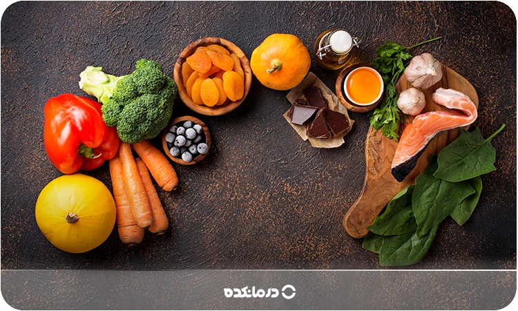 تصویر غذاهای سالم شامل میوه‌ها، سبزیجات، ماهی، مغزیجات و تخم‌مرغ را می بینید