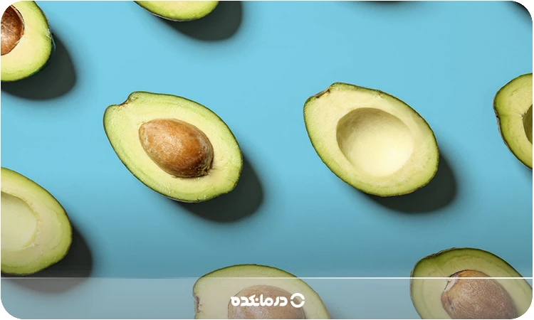 تصویر آووکادو از وسط برش خورده را می بینید