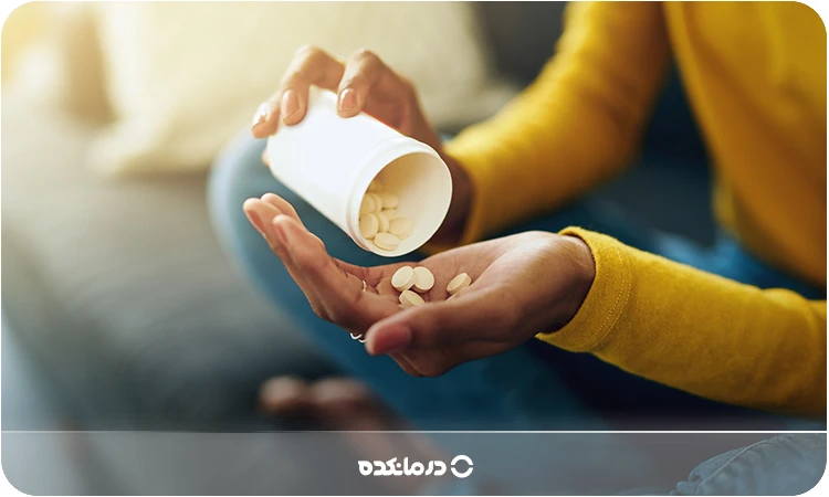 تصویر یک فرد جوان در حال خوردن قرص گارلیک را می بینید