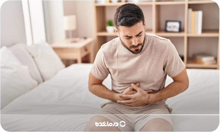 تصویر یک فرد جوان مبتلا به معده‌درد را می بینید