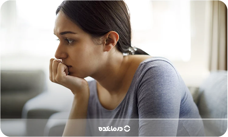 تصویر خانمی که عذاب وجدان دارد و ناراحت است را می بینید