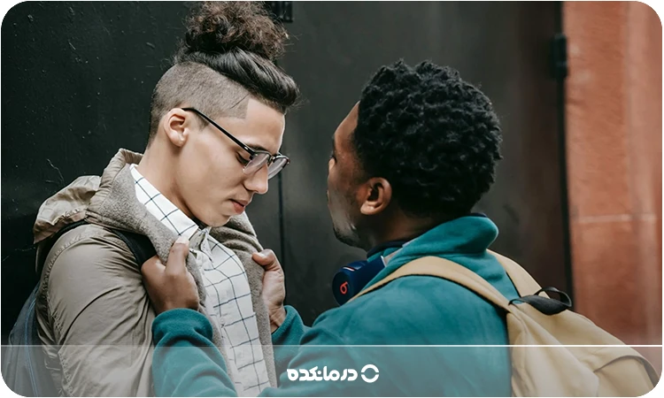 تصویر مردی که ارزش‌های اخلاقی و انسانی رو زیر پا می‌گذارد را می بینید