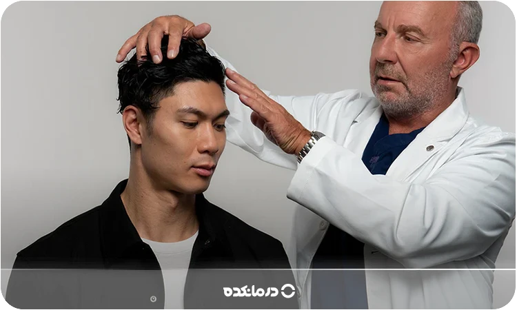 تصویر پزشکی که در حال بررسی موهای بیمار است را می بینید