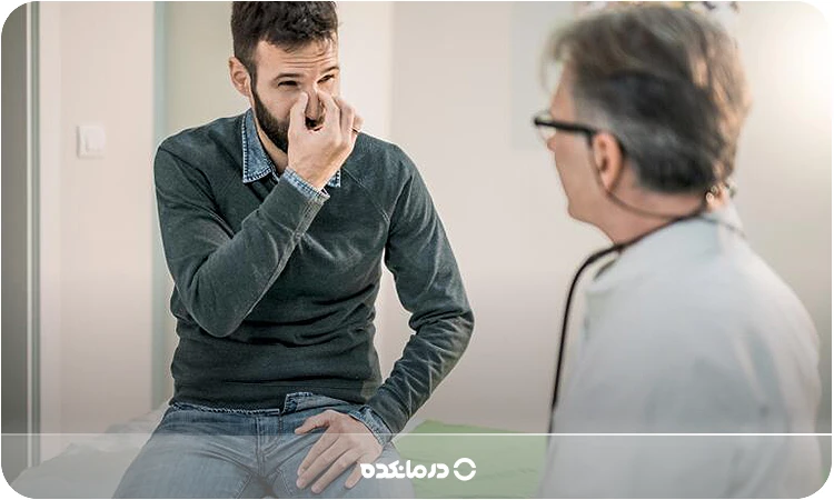 آلت: پزشک متخصص گوش و حلق و بینی در حال مشاوره دادن به بیمار برای عمل پولیپ بینی