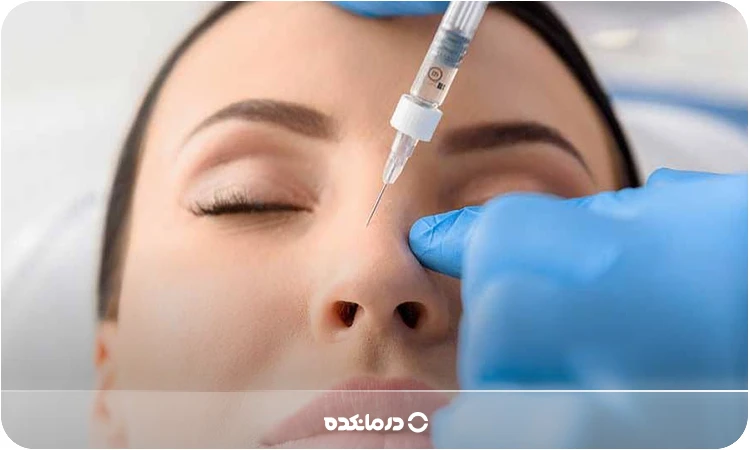 تصویر پزشکی که در حال تزریق ژل به بینی بیمار است را می بینید