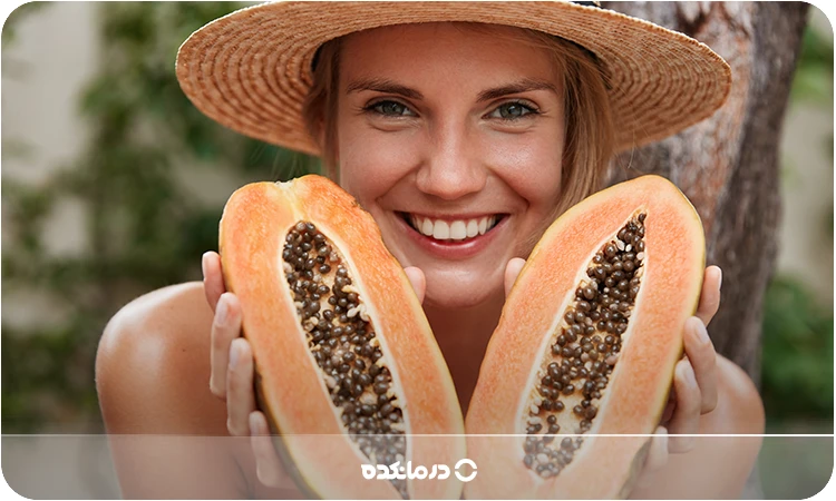 تصویر خانمی که پاپایا دستش گرفته است را می بینید