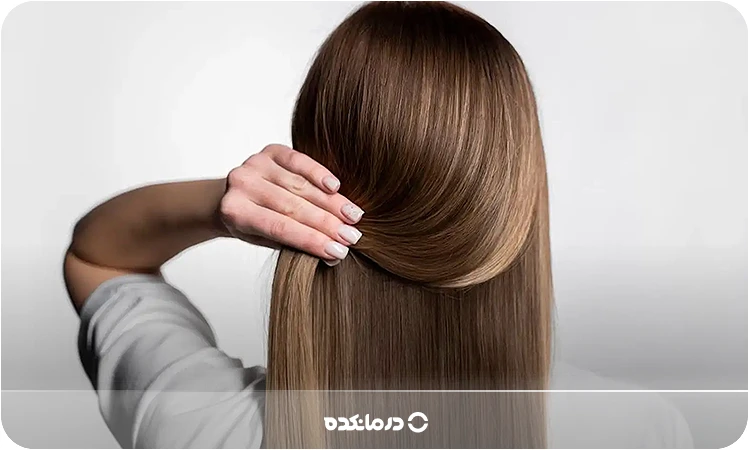 تصویر خانمی را می بینید که موهای سالم و درخشانی دارد.