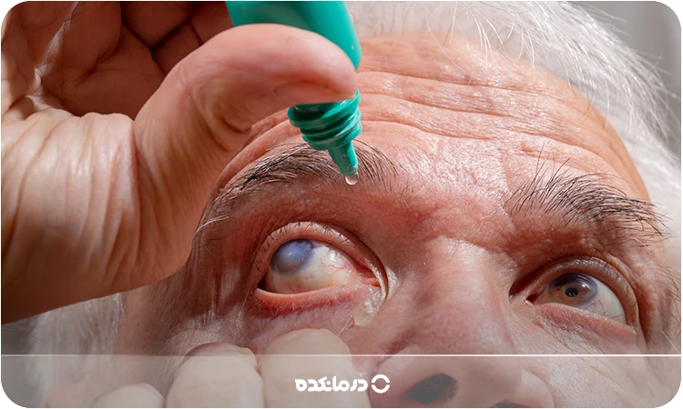 تصویر یک آقای مسن در حال ریختن قطره در چشم خود را می بینید