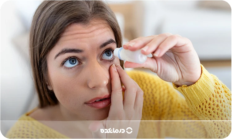 تصویر ریختن قطره از قطره چکان در چشم یک خانم را می بینید
