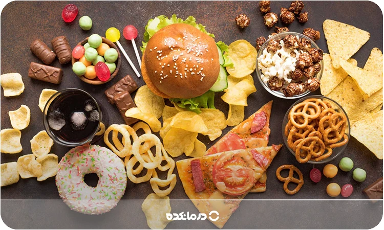 تصویری از چند نوع غذای فستفودی، کیک و بیسکویت را می بینید