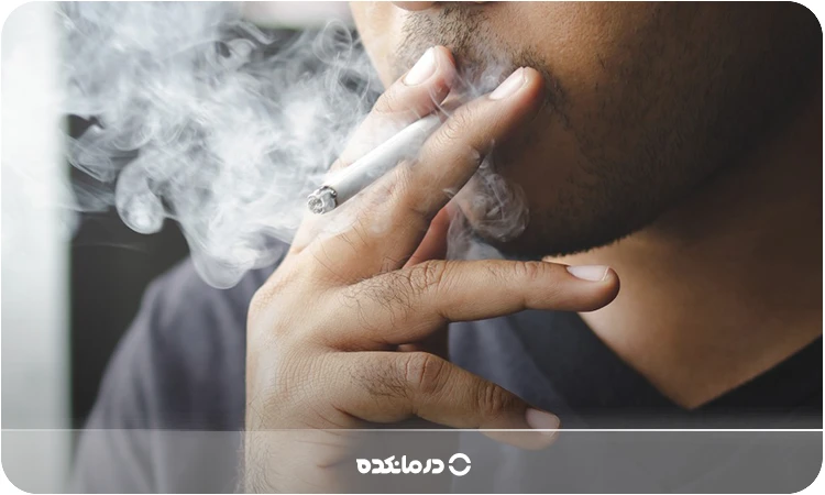 تصویر فردی در حال سیگار کشیدن را می بینید