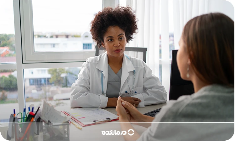 تصویر یک فرد جوان در مطب پزشک را می بینید