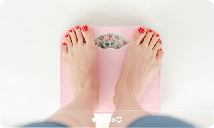 تصویر پای فردی روی ترازو را می بینید