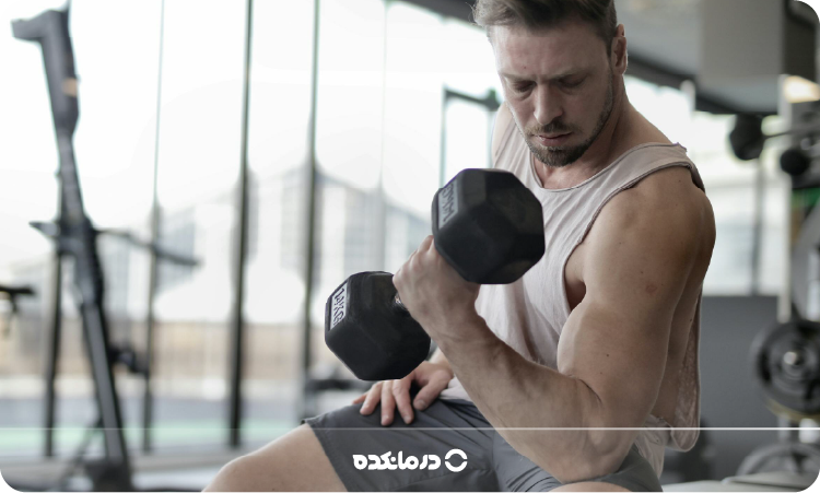 تصویر مردی در حال ورزش شدید را می بینید