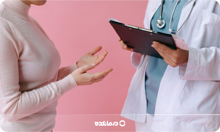 تصویر یک بیمار در حال صحبت کردن با پزشک را می بینید