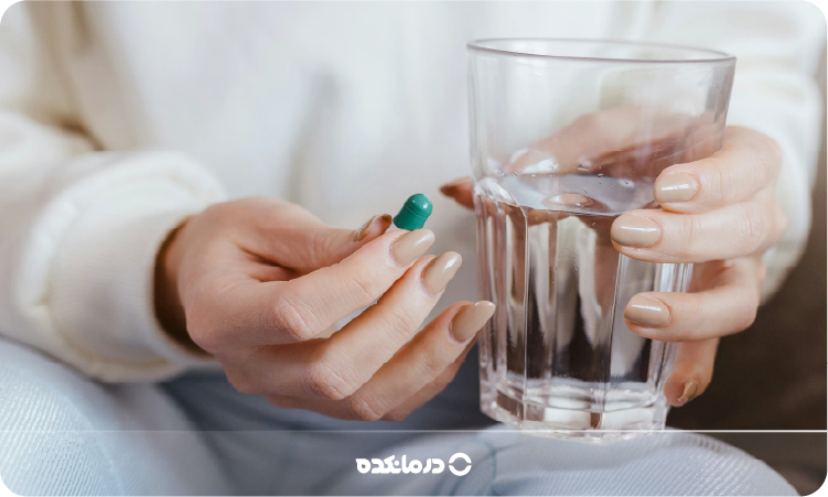 تصویر فردی در حال خوردن قرص را می بینید