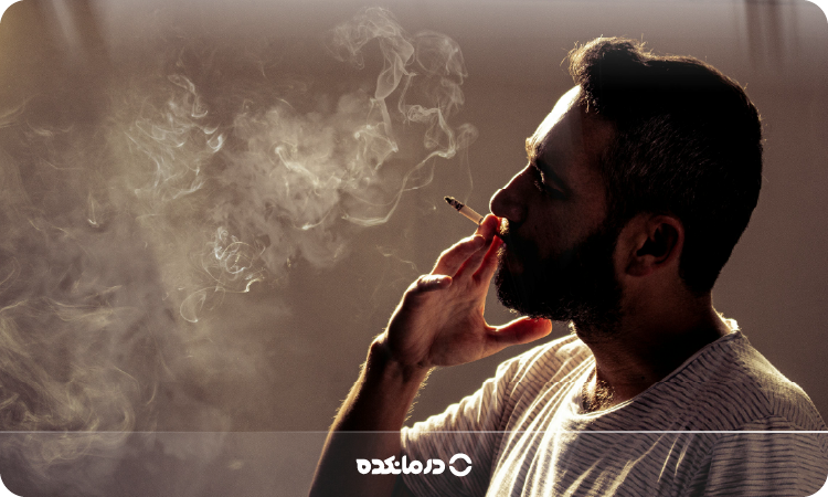 تصویر مردی که سیگار میکشد را می بینید