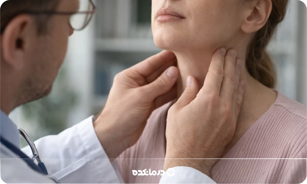 تصویر پزشک در حال معاینه غده تیروئید بیمار را می بینید