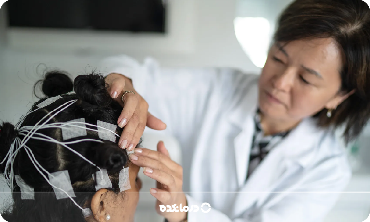 تصویر یک متخصص در حال تهیه QEEG از یک بیمار را می بینید