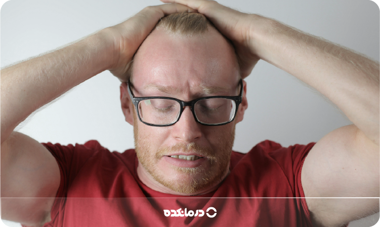 تصویر بیمار مبتلا به سردرد را می بینید