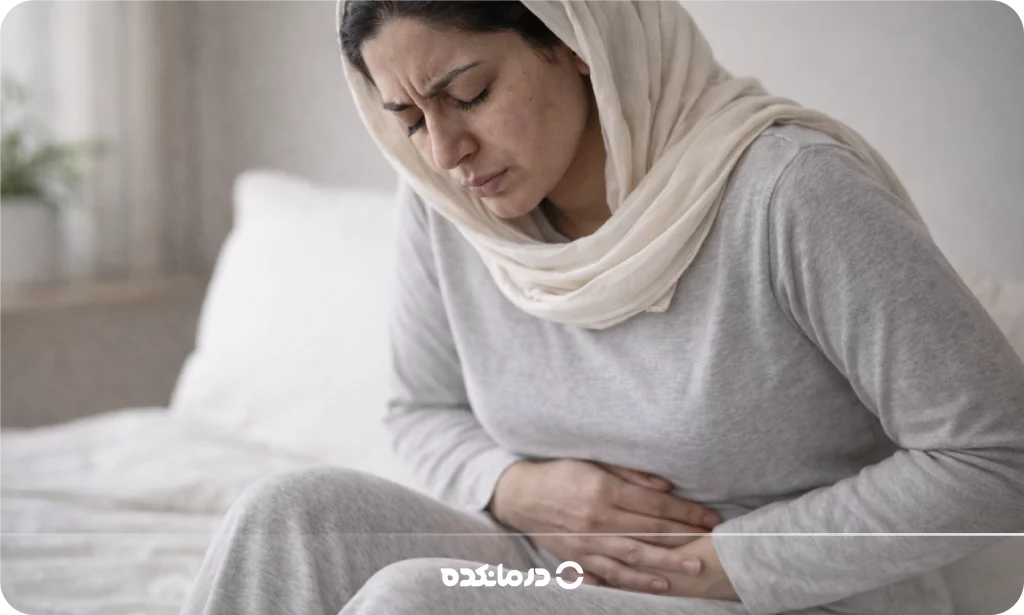 تصویر یک زن مبتلا به درد قاعدگی را می بینید