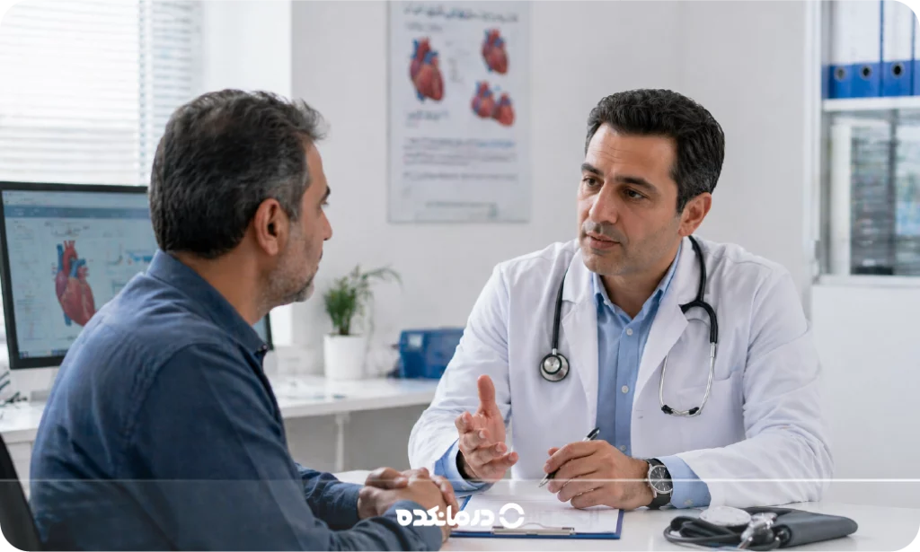 تصویر یک بیمار در مطب متخصص قلب می بینید