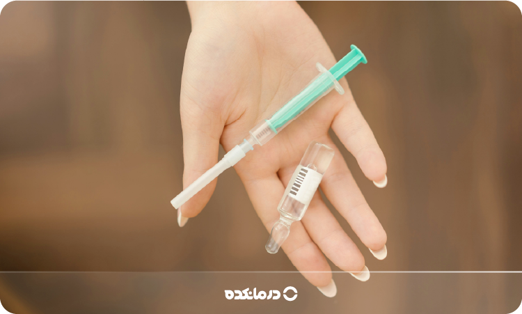 تصویر سرنگ حاوی فیلر حجم‌دهنده را می بینید