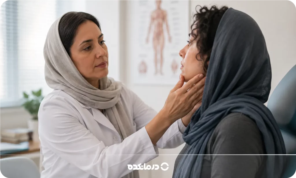 تصویر پزشکی که در حال معاینه بیمار است.