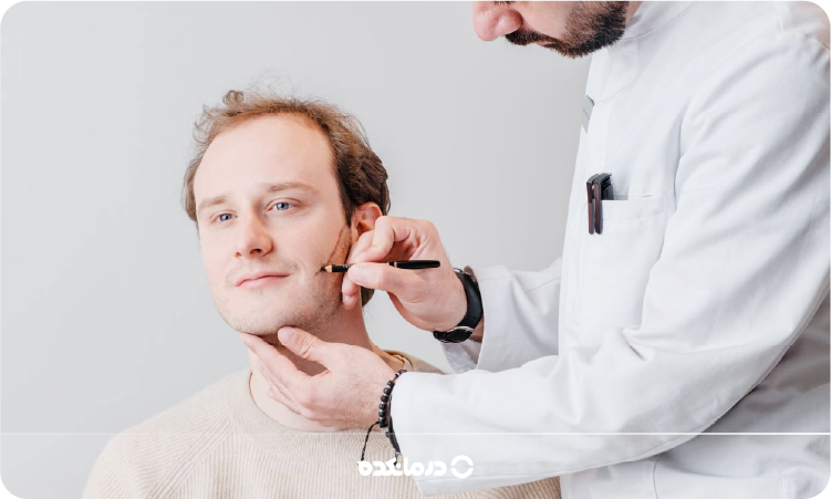 تصویر پزشکی که در حال بررسی ریش بیمار است را می بینید