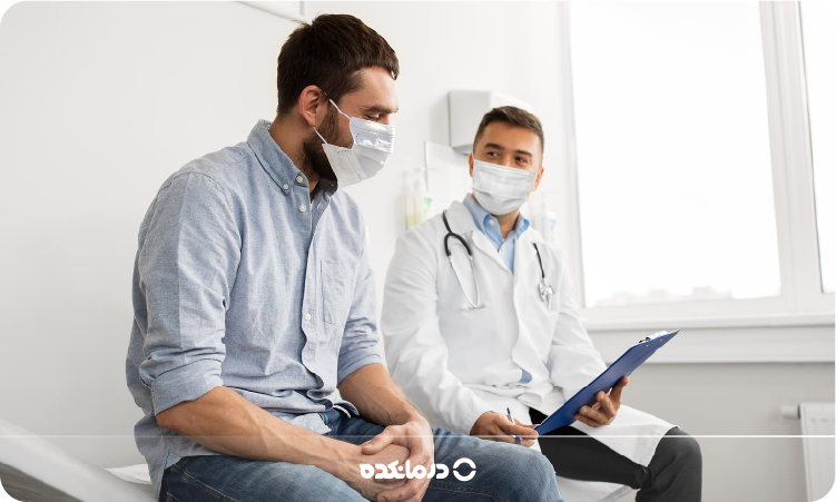 تصویر یک مرد جوان در مطب متخصص اورولوژی را می بینید