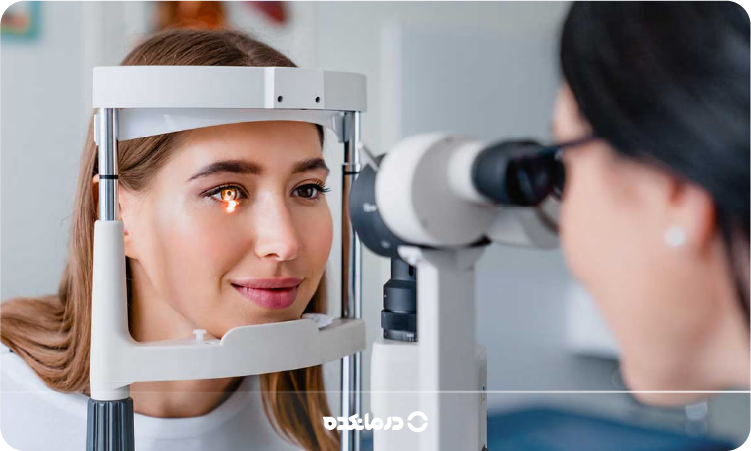 تصویری از چشمپزشک در حال معاینه چشم بیمار با دستگاه مخصوص را می بینید