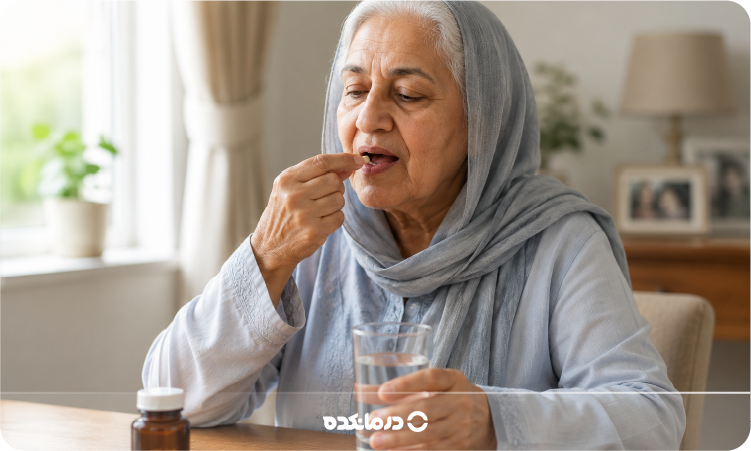 تصویر خانم سالمند در حال خوردن دارو را می بینید