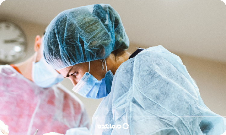 تصویر پزشک زن در حال معاینه ناحیه تناسلی یک خانم